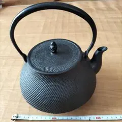 【矢66】南部鉄器 旬利久作 鉄瓶 アラレ紋様 矢66】南部鉄器 旬利久作 鉄瓶 アラレ紋様 - メルカリ