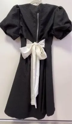 黒の半袖フレアミニワンピース　バックリボン