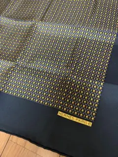 美品⭐︎HERMES シルクスカーフ 幾何学模様　ブラック/イエロー