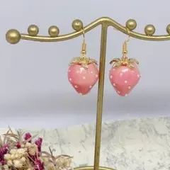 ハンドメイドピアス❤️大人可愛い❤️ゴールド系くすみピンクのいちごピアス❤️