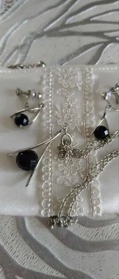 ネックレスと揺れるイヤリング