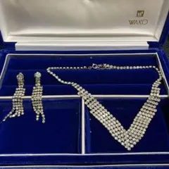 イヤリングとネックレス