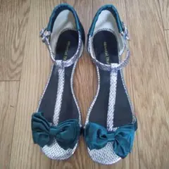 リボン付き緑色フラットサンダル