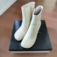 MOHI ホワイトショートブーツのサムネイル