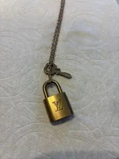 美品 LOUIS VUITTON カデナ 南京錠 社外新品シルバー喜平ネックレス