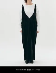 「LARUTA」ベロアVネックオールインワン