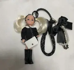 Barbie　チェルシードール　バッグチャーム　白ツイード Barbie チェルシードール バッグチャーム 白サロペットパンツ - メルカリ