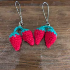 いちご型かぎ針編みチャーム　鈴入り 2個セット