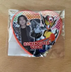 仮面ライダーヴラム A賞 ハート型缶バッジ ラキア 仮面ライダーガヴ ラキア・アマルガ 缶バッジ A賞 - メルカリ