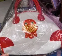 金魚デザインのバッグ