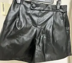 黒レザー　ショートパンツ