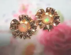 ヴィンテージ風花形金色ピアス