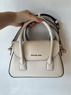 み*読様 72000円購入【新品未使用】MICHAEL KORSホワイト ショル