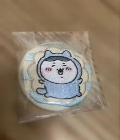 猫　刺繍缶　バッジ 水色　はちわれ　ちいかわ