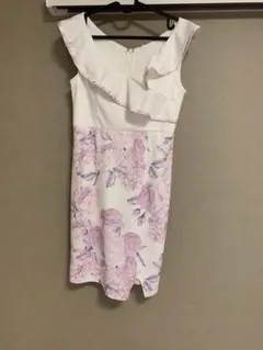 フリル付き花柄タイトドレス