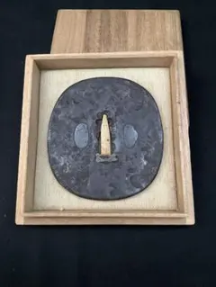 刀鍔（鐔）鉄製　象嵌　丸　刀装具　時代刀装具　侍 骨董品 ヴィンテージ 箱付き 刀鍔（鐔）鉄製 刀装具 象嵌 船 銘あり 時代刀装具 侍 骨董品 箱付き