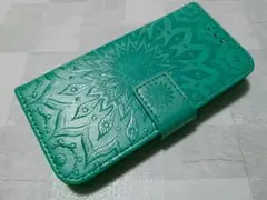 手帳型 iPhone7/8/SE 用 ケース 浮彫エスニック柄 グリーン 緑