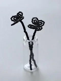 ハンドメイド　ビーズ　幸せを呼ぶといわれる　四つ葉のクローバー　小瓶付き
