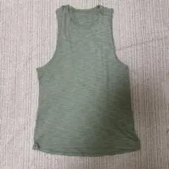 Lululemonグリーンタンクトップ