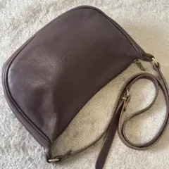 イルビゾンテ　ショルダーバッグ　ハーフムーン　三日月型　レザー　ブラウン