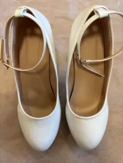 ホワイト ストラップ付き 高ヒール シューズ