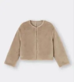 GU ベージュ ノーカラー ファーコート