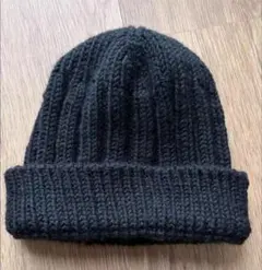 手編みの黒いリブ編みニット帽