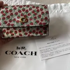 COACH エッセンシャルミニトライフォールドウォレット　ストロベリープリント