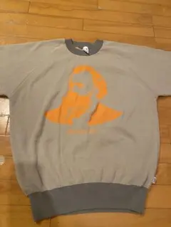 グレーのオレンジプリントクルーネックトレーナー