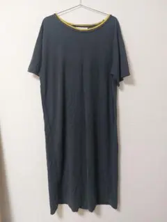 【美品】半袖ロングワンピース　ダークグレー イエローライン　フリーサイズのサムネイル