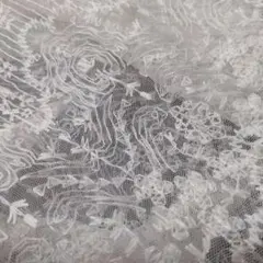 繊細な刺繍入り ベージュ レースブラウスのサムネイル