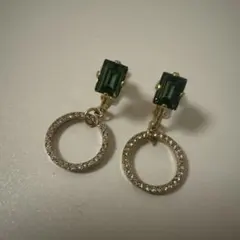 エメラルドカット石のフープイヤリング