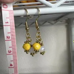 黄色ビーズのフックピアス
