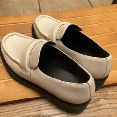 ベージュ レザー ローファー