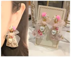 ハンドメイド　ピンクローズビジューとリボンのピアスorイヤリング