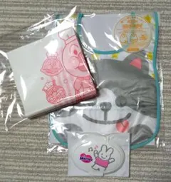 ベビー用品3種　おしりふきのふた　ランチスタイ　使い捨てお食事エプロン