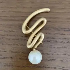 ブローチ　ホワイトパール付 ゴールドトーン　曲線