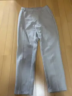 ライトグレー スラックス