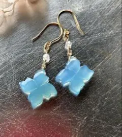 ブルーカルセドニー　風車カービング＆クリアジルコンのピアス　14kgf