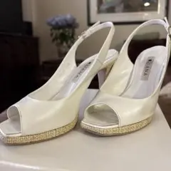 DIANA ホワイト オープントゥバックベルトヒール『22.5』