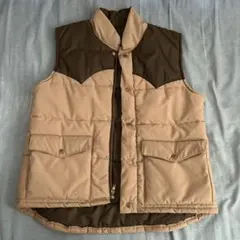 ベージュ・ブラウン ノーカラー ダウンベスト