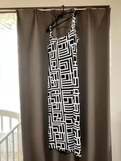 幾何学模様　キャミソールワンピース　黒　白　ブラック　ホワイト　XL