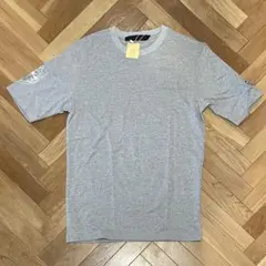 クルーネックTシャツ 丸首　グレー エンブレムデザイン Sサイズ 未使用