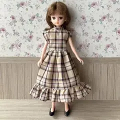 リカちゃん　ベージュのチェックワンピースのサムネイル
