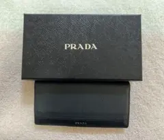 PRADA プラダ 長財布 二つ折りブラック サファイアーノレザー メタルロゴのサムネイル