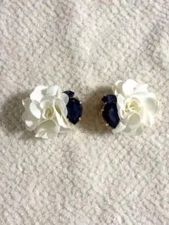 花モチーフ ビジューイヤリング