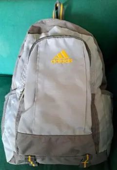 adidas グレー バックパック メッシュポケット付き