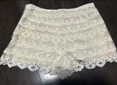 Forever21 ホワイト　アイボリー レース素材　ショートパンツ　フリル付き