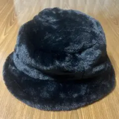 黒いファーバケットハット