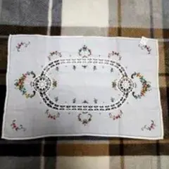 刺繍入りホワイトテーブルセンター